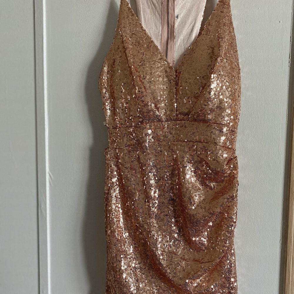 Sexy sequin dress! Rose gold can fit a medium.
